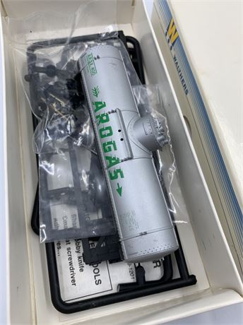 NOS Walthers HO Scale Arogas Single Dome Tank Train Car, Unassembled